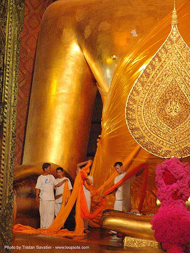 พระพุทธรูป - monks dressing-up giant golden buddha statue in chinese temple - สุโขทัย - sukhothai - thailand, buddha image, buddha statue, buddhism, buddhist temple, chinese, cross-legged, giant buddha, golden color, sculpture, sukhothai, wat, พระพุทธรูป, สุโขทัย