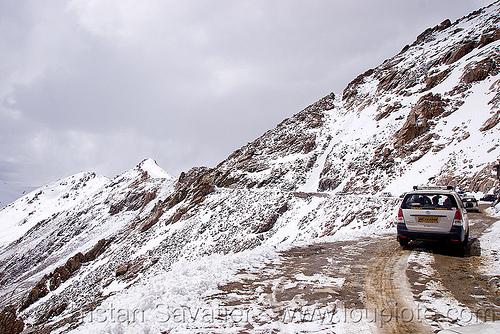 mud and snow on the road to khardungla pass - ladakh (india), khardung la pass, ladakh, mountain pass, mountains, mud, road, snow
