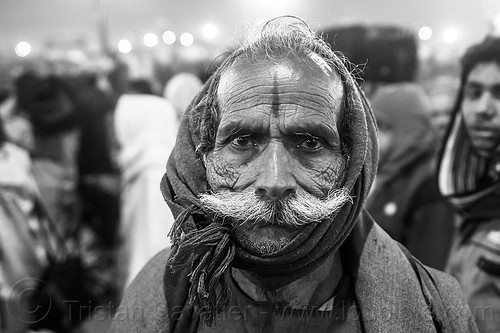 old hindu man with white mustache (india), hindu man, hindu pilgrimage, hinduism, indian man, kumbh maha snan, kumbh mela, mauni amavasya, mustache, night, old man, pilgrim, scarf, tilak, tilaka