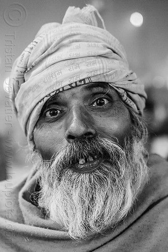 old hindu pilgrim at kumbh mela 2013 (india), headwear, hindu man, hindu pilgrimage, hinduism, indian man, kumbh mela, night, old man, pilgrim, white beard