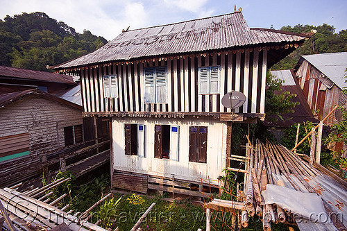 old house - annah rais longhouse (borneo), annah rais, astro, borneo, dbs, house, longhouse, malaysia, satellite dish, village