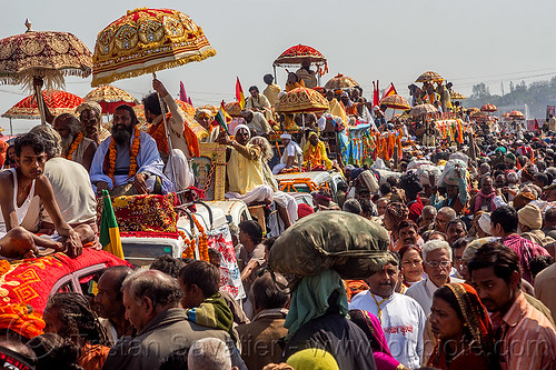 parade of gurus - kumbh mela (india), crowd, float, gurus, hindu pilgrimage, hinduism, kumbh maha snan, kumbh mela, mauni amavasya, parade, traffic jam, umbrellas