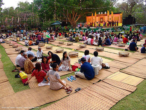 ปราสาทหินพนมรุ้ง - phanom rung festival - thailand, bamboo mats, crowd, eating, picnic, picnicking, stage, ปราสาทหินพนมรุ้ง