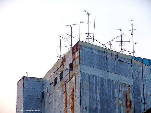 rusty building - tv antennas - bangkok - thailand, bangkok, rusted building, rusty, tv antennas, บางกอก
