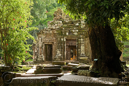 sanctuary (main shrine) - wat phu champasak (laos), hindu temple, hinduism, khmer temple, main shrine, ruins, stone slabs, wat phu champasak