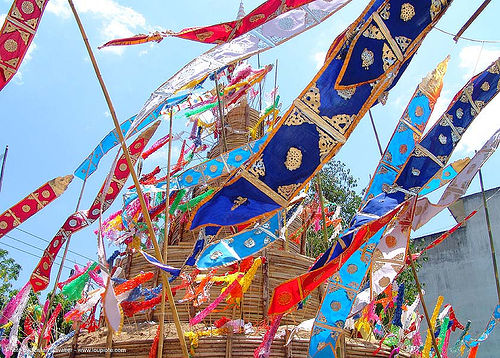 เจดีย์ทราย - sand pagoda - เชียงใหม่ - chiang mai - สงกรานต์ - songkran festival (thai new year) - thailand, chiang mai, colorful, flags, sand pagoda, songkran, thai new year, สงกรานต์, เจดีย์ทราย, เชียงใหม่