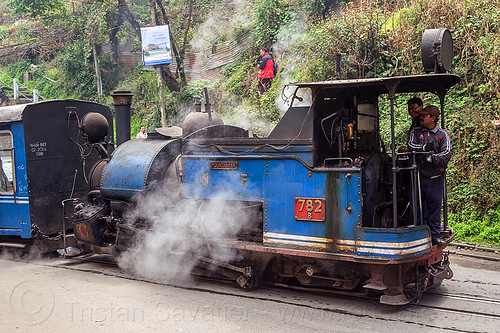 steam locomotive pulling train - darjeeling (india), 782 mountaineer, darjeeling himalayan railway, darjeeling toy train, men, narrow gauge, operator, railroad, smoke, smoking, steam engine, steam locomotive, steam train engine
