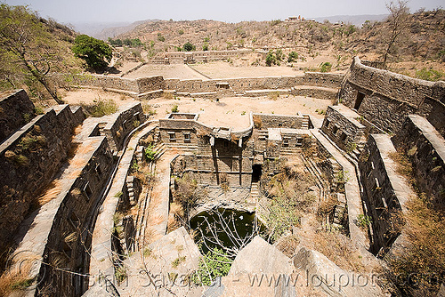 stepwell ruins - kumbhalgarh (india), kumbalgarh, kumbhalgarh, ruins, stepwell, udaipur, water well, कुंभलगढ़
