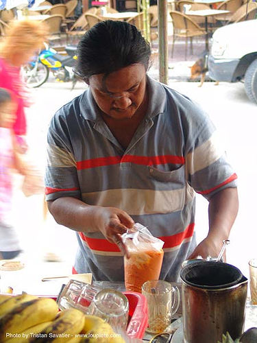 ชา - street vendor preparing thai tea - thailand, bangkok, fruit shakes, khao san road, street seller, street vendor, thai tea, thanon rambutri, ชา, บางกอก
