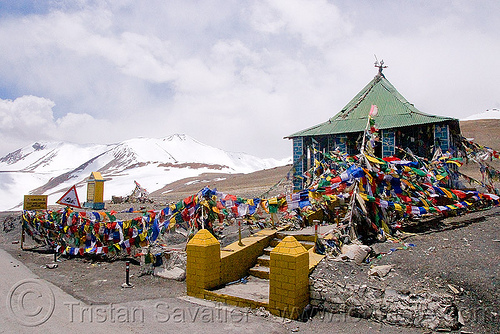 tanglang pass - manali to leh road (india), buddhism, buddhist temple, ladakh, mountain pass, mountains, prayer flags, road, taglangla, tanglang pass, tanglangla, tibetan