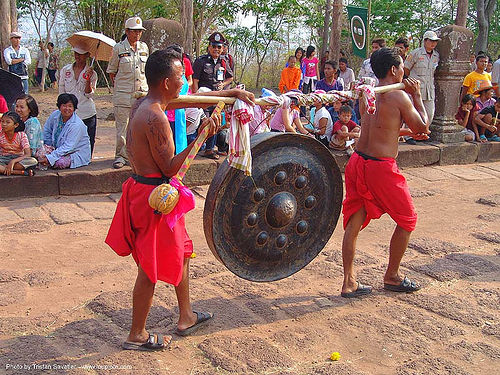 two men carrying large gong - ปราสาทหินพนมรุ้ง - phanom rung festival - thailand, gong, ปราสาทหินพนมรุ้ง