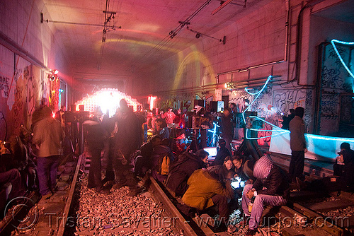underground rave party in abandoned train tunnel - rails - saoulaterre - fc crew - frotte connard - f7 - cavage records - université paris x nanterre, nanterre, trespassing, tunnel, urbex
