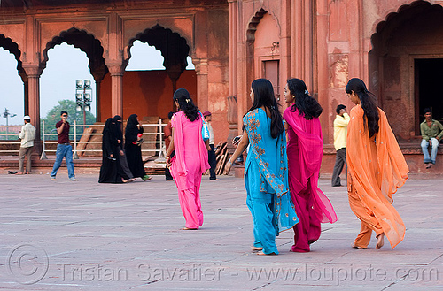 women in jama masjid mosque - delhi (india), delhi, indian women, islam, jama masjid, mosque, مسجد جھان نما