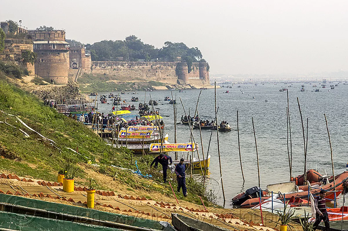 allahabad fort - boats on the yamuna river (india), allahabad fort, defensive wall, fortifications, fortress, hindu pilgrimage, hinduism, kumbh mela, paush purnima, pilgrims, rampart, river bank, river boats, yamuna river