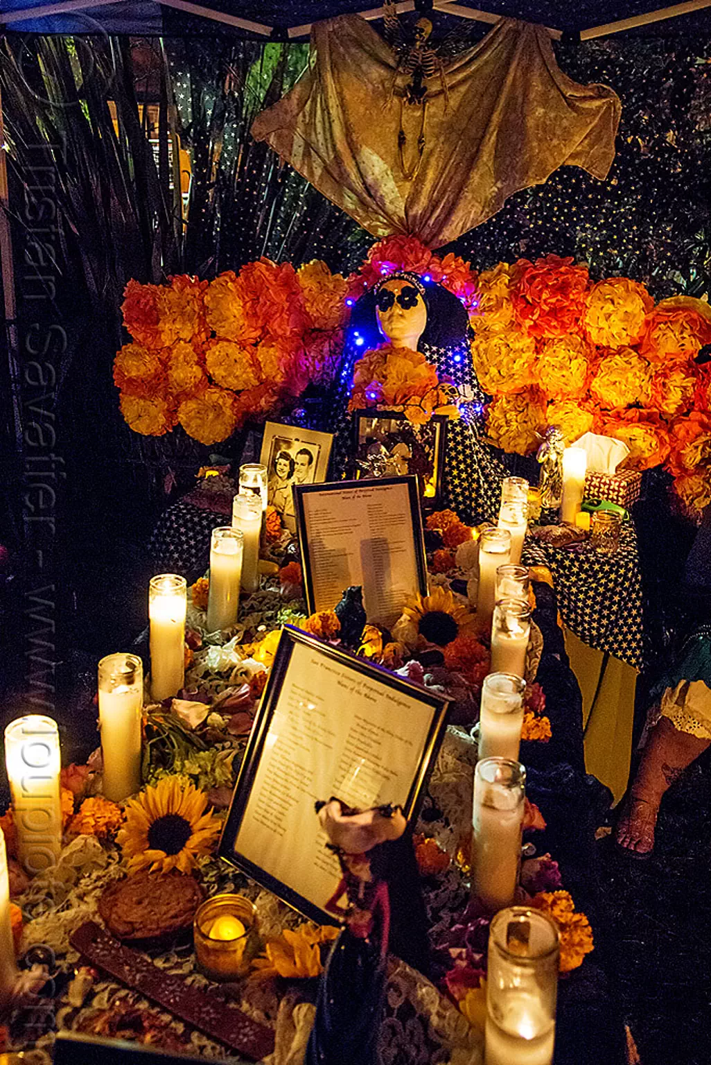 dia de los muertos altar flowers