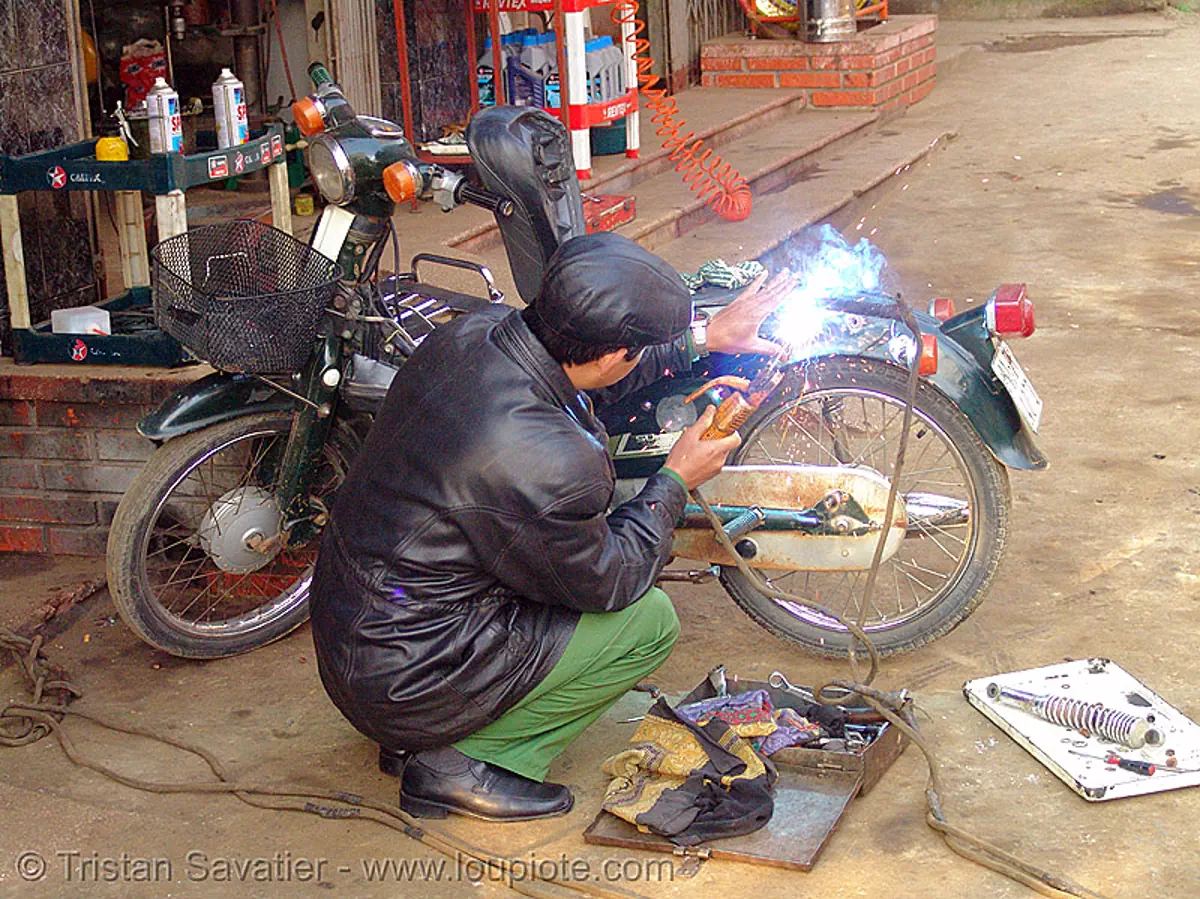 arc welding on a scooter - vietnam, arc welding, cao bằng, fixing, man, repairing, underbone motorcycle, vietnam, welder, worker, working