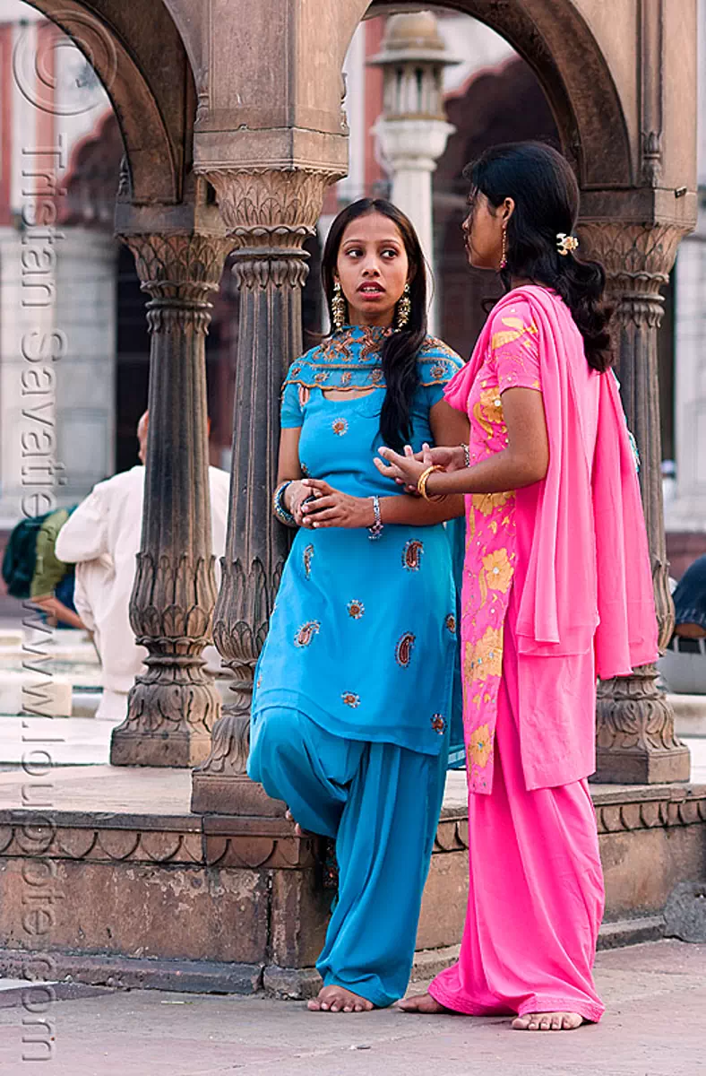 blue and pink - women in jama masjid mosque - delhi (india), bare feet, barefoot, blue, delhi, india, islam, jama masjid, mosque, pink, saree, sari, standing, talking, women, مسجد جھان نما
