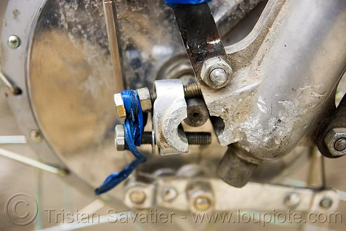 broken motorcycle fork, manali to leh road, india