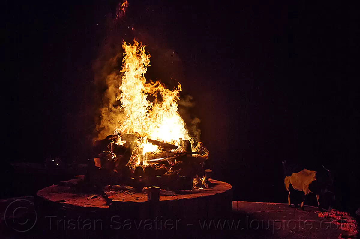 cremation-of-a-dead-person-varanasi-india