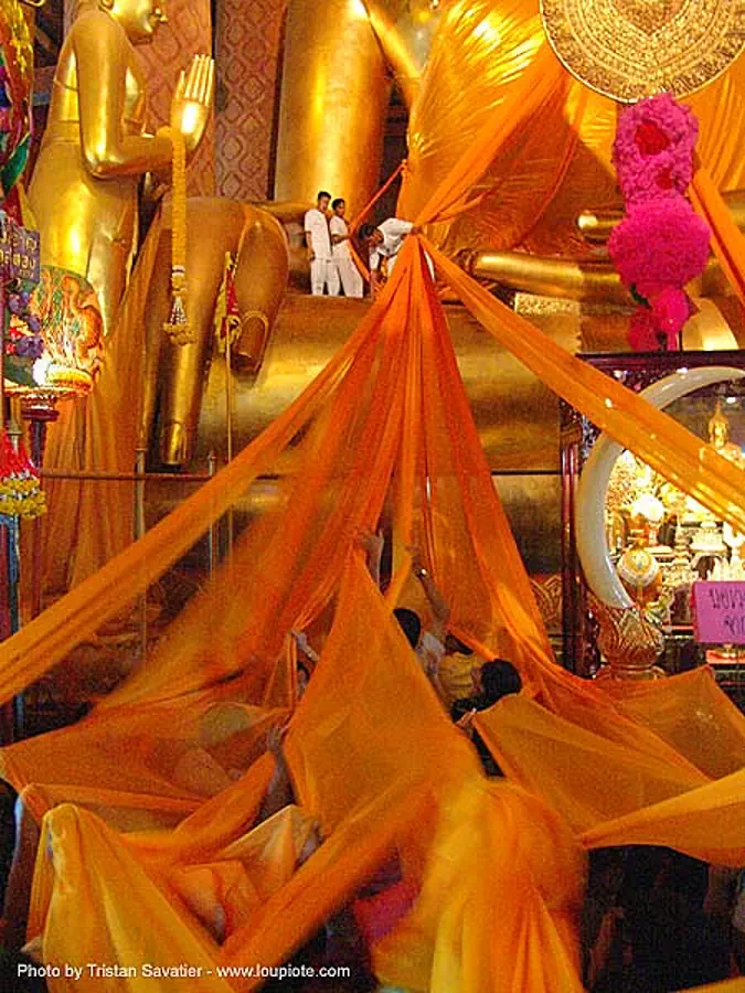 พระพุทธรูป - dressing-up a giant buddha statue in a chinese temple - สุโขทัย - sukhothai - thailand, bhagwa, buddha image, buddha statue, buddhism, buddhist temple, chinese, cloth, cross-legged, saffron color, sculpture, sukhothai, thailand, wat, พระพุทธรูป, สุโขทัย