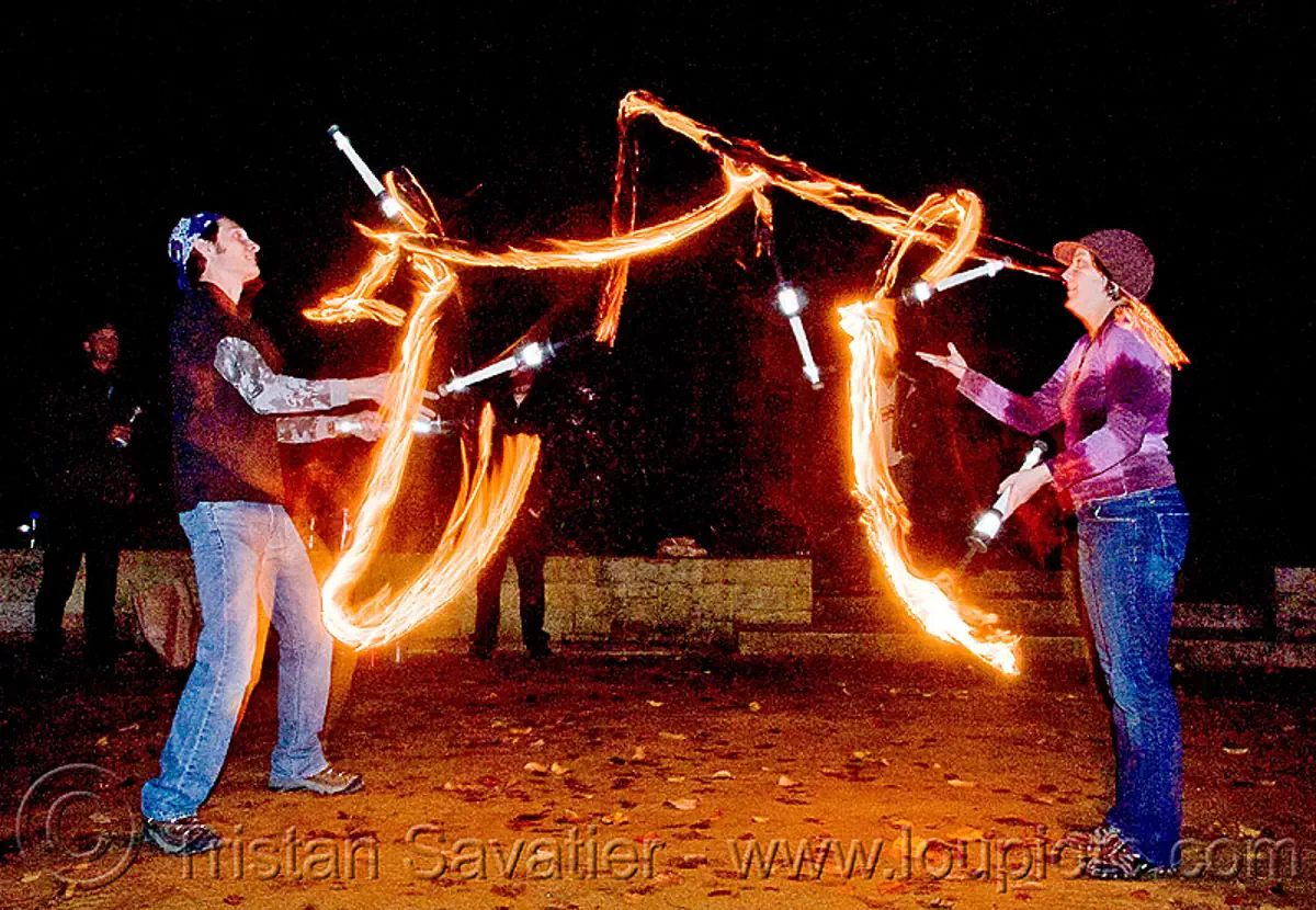 fire jugglers passing clubs