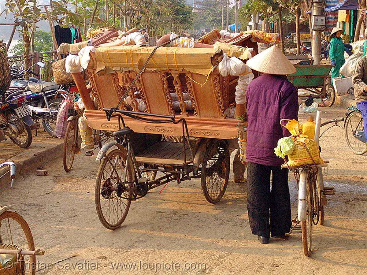 furniture-delivery-vietnam-94774398.jpg