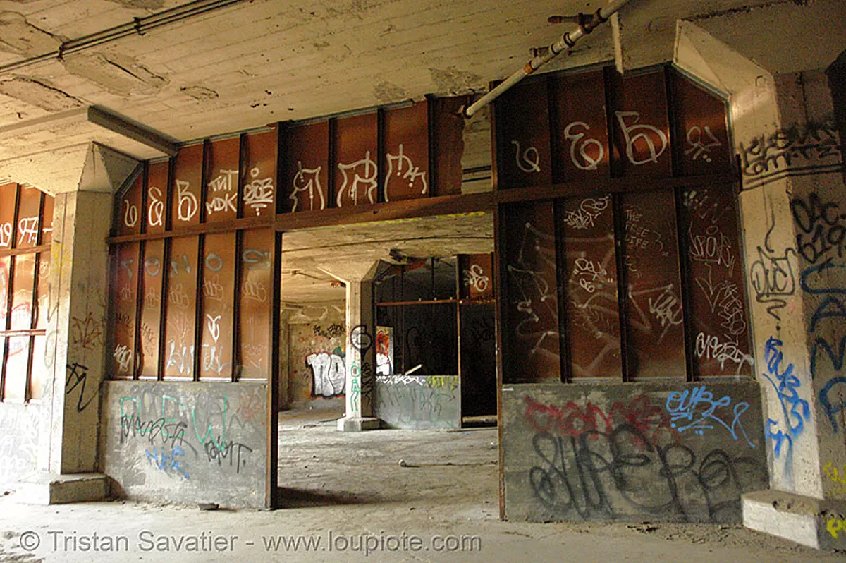 graffiti on rusty walls - abandoned factory (san francisco), derelict, graffiti, rusty, street art, tie's warehouse, trespassing