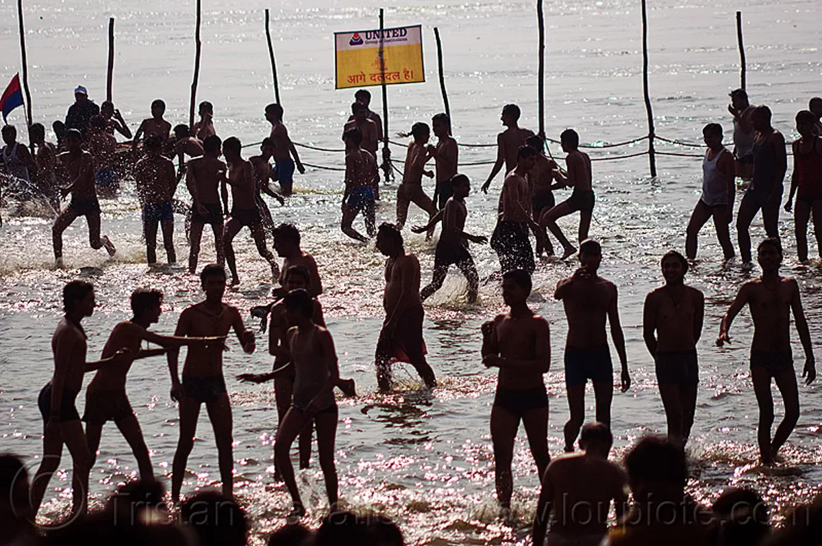 hindu-boys-running-and-dancing-in-the-ganges-river-at-sangam-kumbh