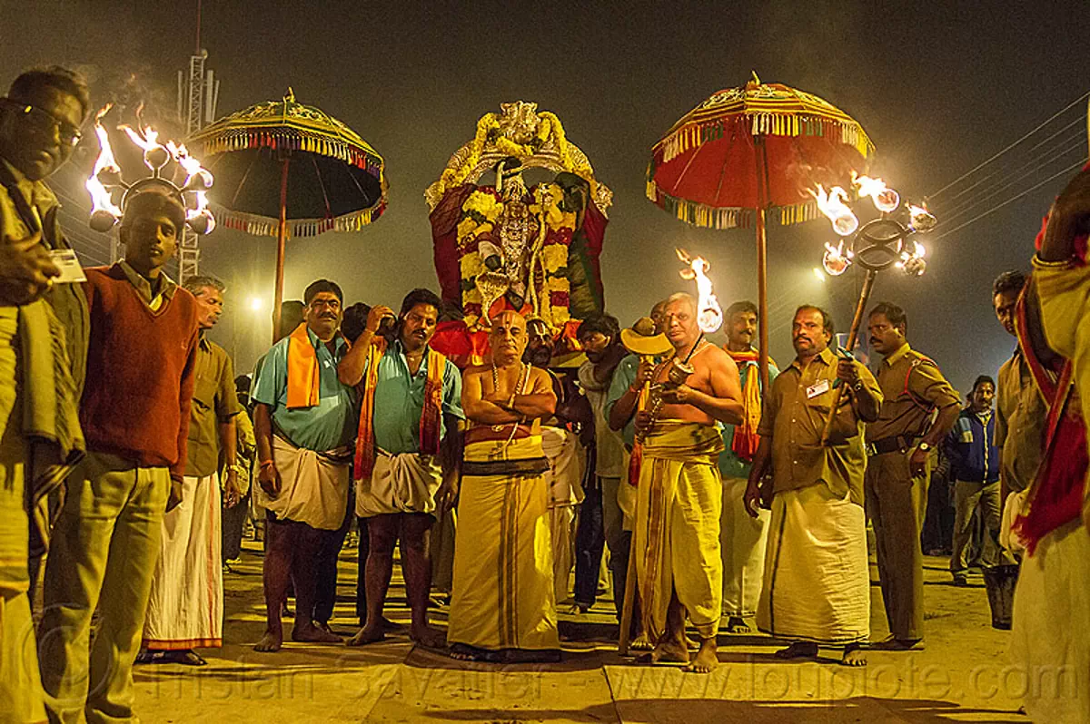 hindu guru in night procession - kumbh mela (india), guru, hindu pilgrimage, hinduism, kumbh maha snan, kumbh mela, mauni amavasya, men, night, umbrellas