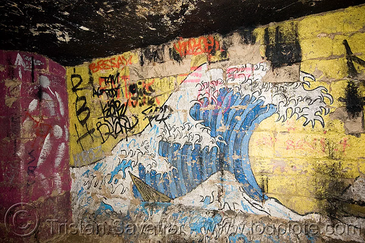 hokusai's giant wave graffiti - catacombes de paris - catacombs of paris (off-limit area) - bar des rats, cave, clandestines, corps blanc, graffiti, hokusai, homme blanc, illegal, jerome mesnager, paris, street art, trespassing, tsunami, underground quarry, wave