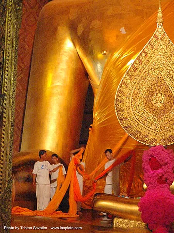 พระพุทธรูป - monks dressing-up giant golden buddha statue in chinese temple - สุโขทัย - sukhothai - thailand, buddha image, buddha statue, buddhism, buddhist temple, chinese, cross-legged, giant buddha, golden color, sculpture, sukhothai, thailand, wat, พระพุทธรูป, สุโขทัย