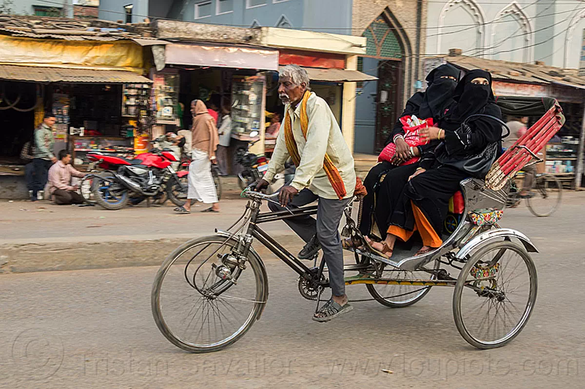 muslim-women-in-niqab-on-cycle-rickshaw-india-11315136136.jpg