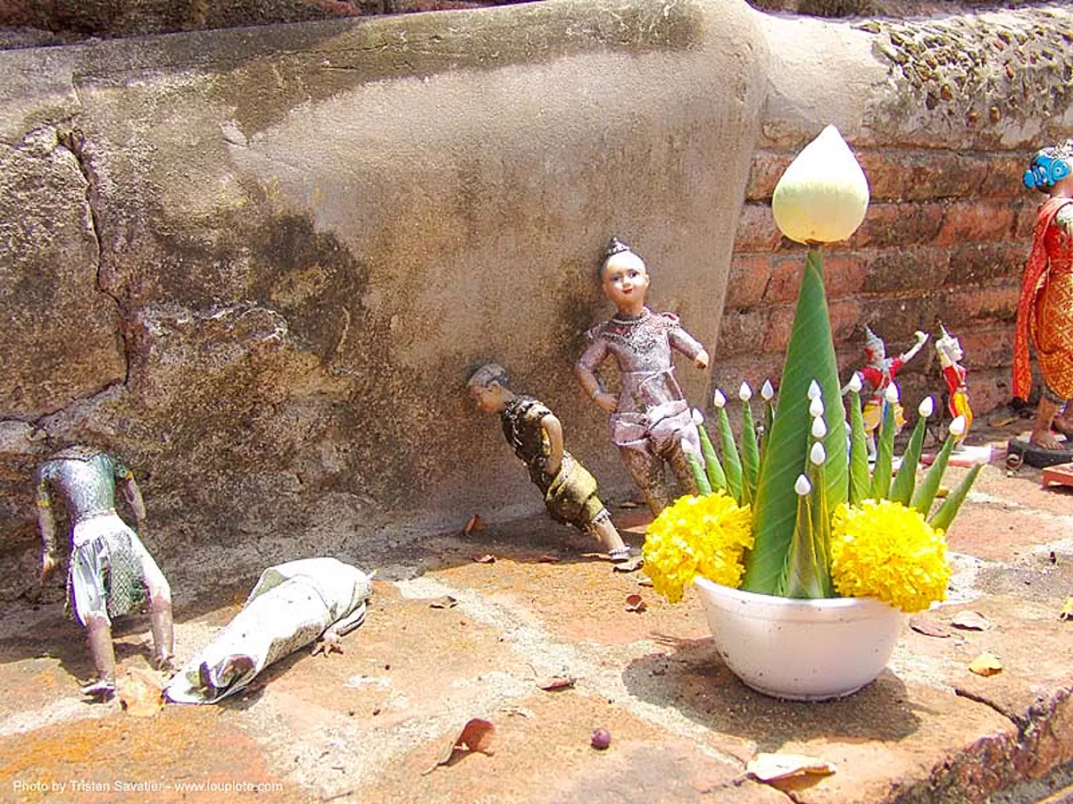 บายศรี - offerings on altar - อุทยาน ประวัติศาสตร์ สุโขทัย - เมือง เก่า สุโขทัย - sukhothai - thailand, altar, flowers, offering, sukhothai, thailand, wat, บายศรี, อุทยาน ประวัติศาสตร์ ส�\xb8โขทัย, เมือง เก่า สุโขทัย