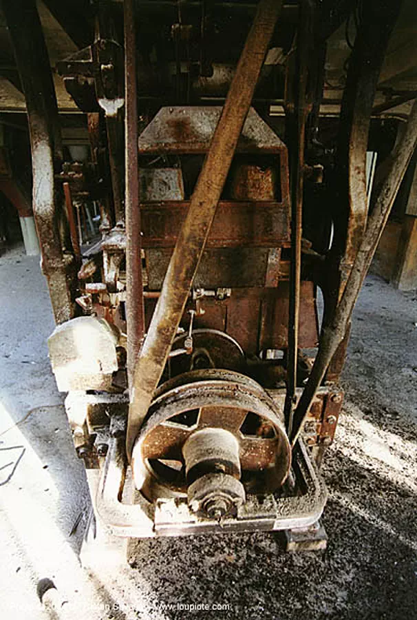 pulley and belt - grands moulins de paris - machine-fatiguee, belt, industrial mill, machine, paris, pulley, strap, trespassing
