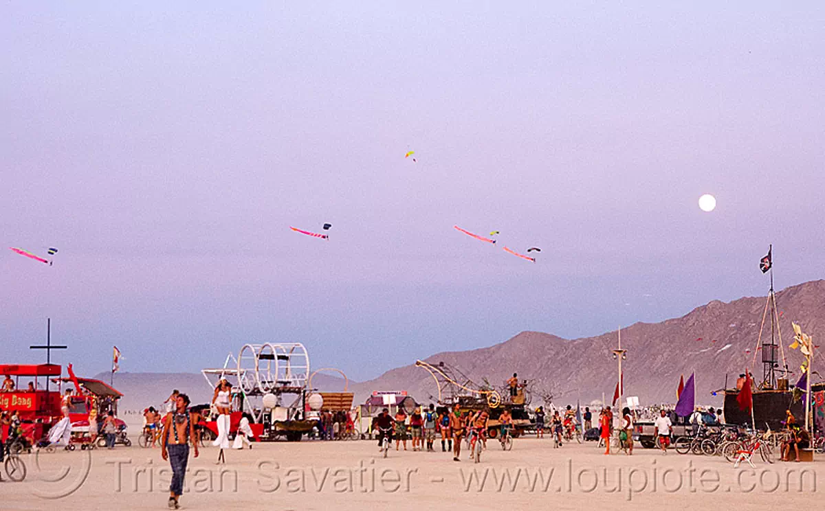 skydivers from the burning sky landing at dusk - burning man 2009, burning man, burning sky, full moon, parachutes, parachutists, skydivers