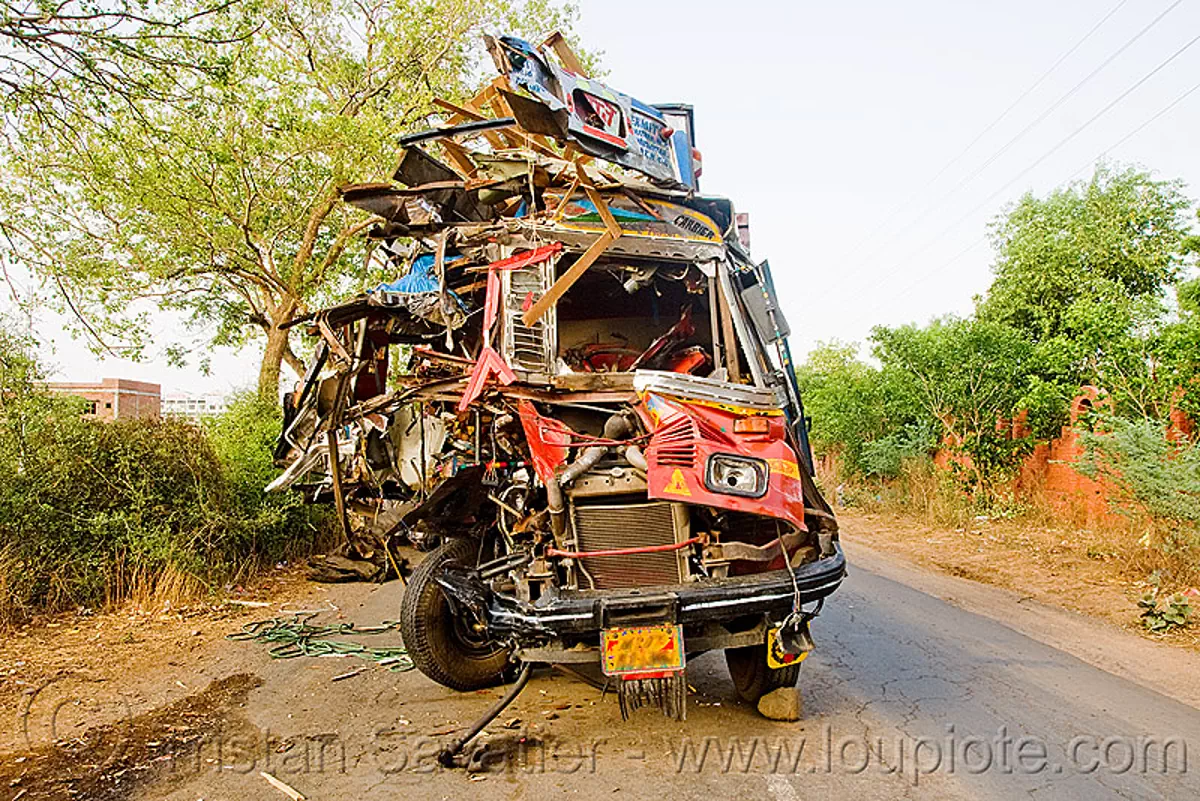 truck accident, head on crash, india