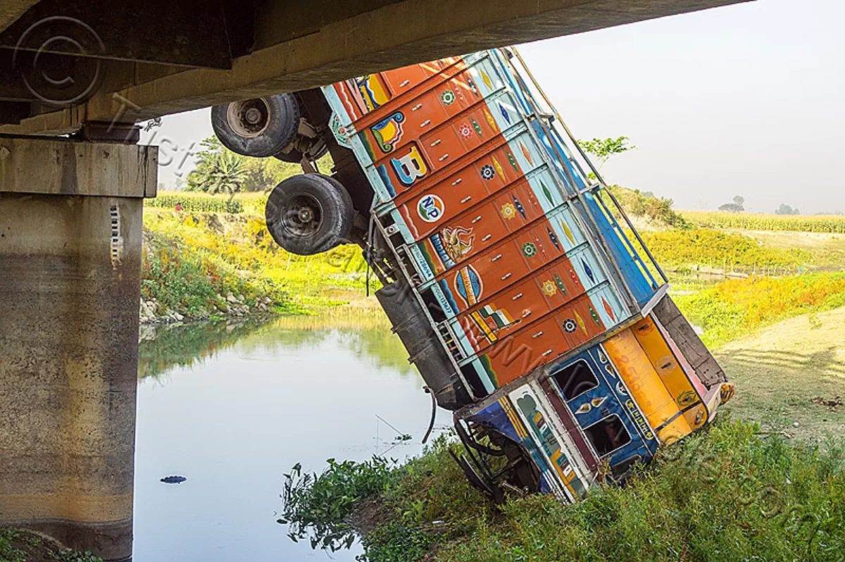 truck hanging off bridge, traffic accident, india, truck accident, tata