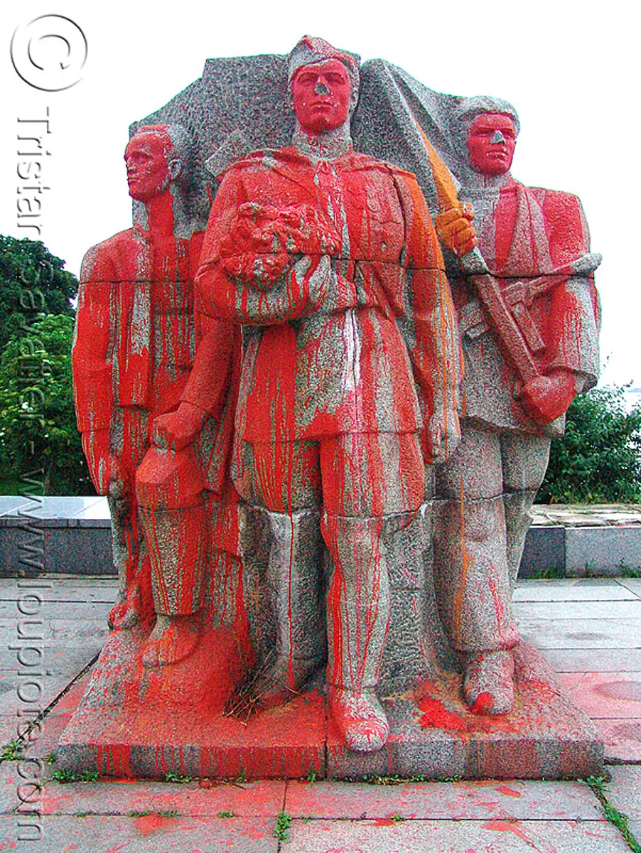 war monument, Видин, vidin, soviet monument vandalized with red paint ...