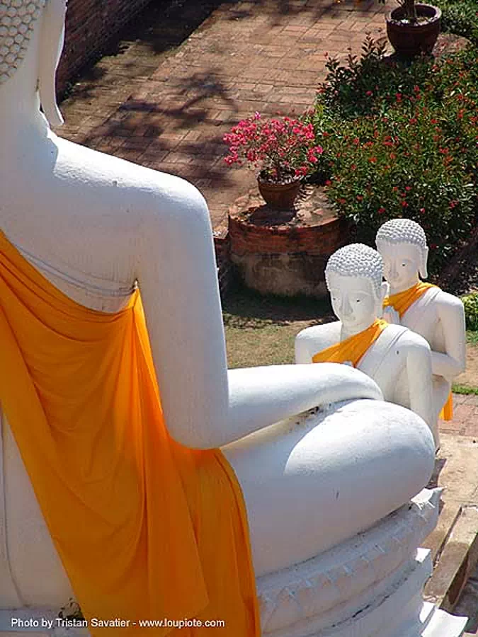 พระพุทธรูป - white buddha statue and two disciples - อุทยาน ประวัติศาสตร์ สุโขทัย - เมือง เก่า สุโขทัย - sukhothai - thailand, buddha image, buddha statue, buddhism, buddhist temple, cross-legged, sculpture, sukhothai, thailand, wat, white, พระพุทธรูป, อุทยาน ประวัติศาสตร์ สุโขทัย, เมือง เก่า สุโขทัย