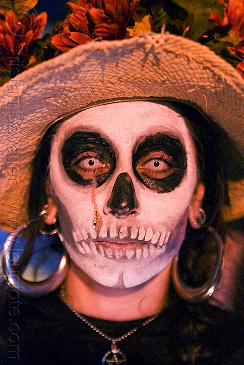 woman with skull makeup, white contact lenses, Día de los