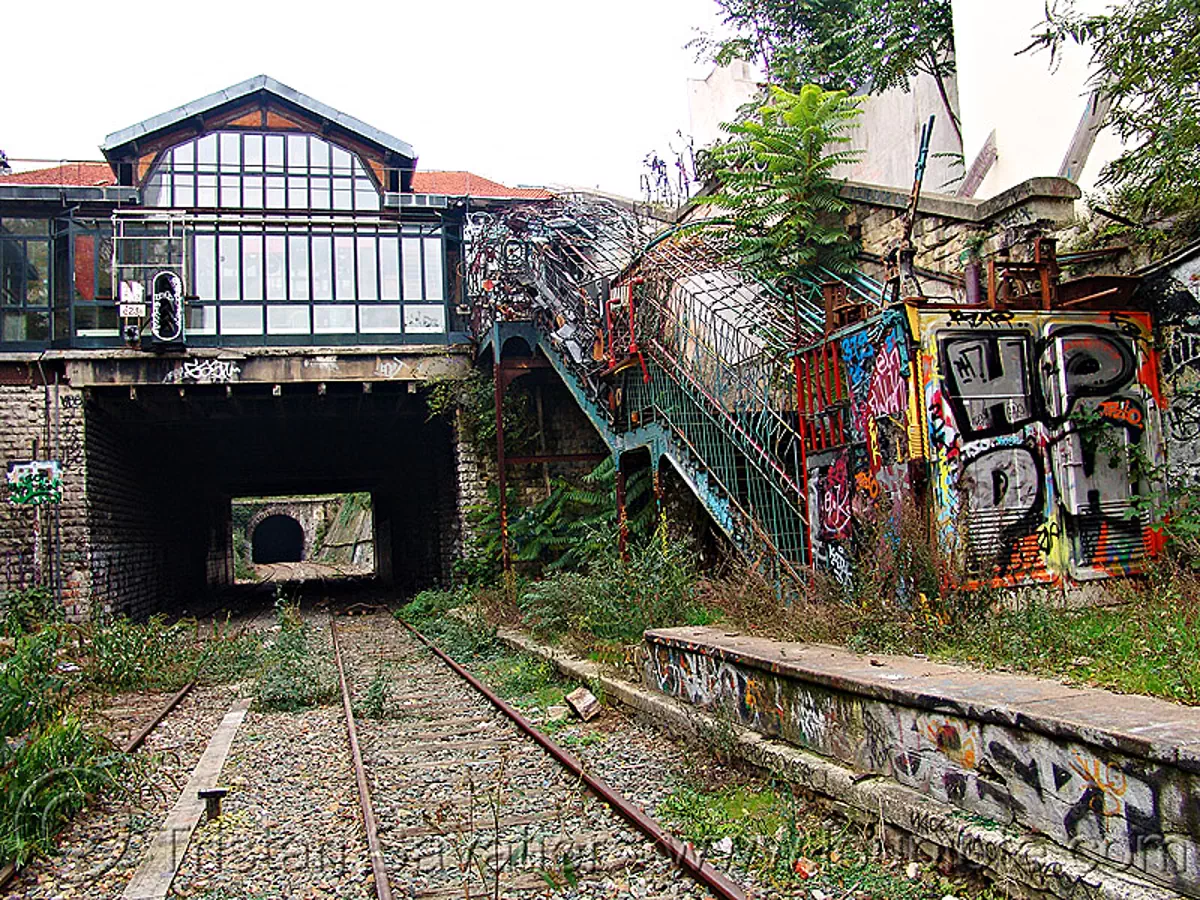 Abandoned Train Station - Petite Ceinture - Abandoned Railway (Paris,  France), image size:1200x900