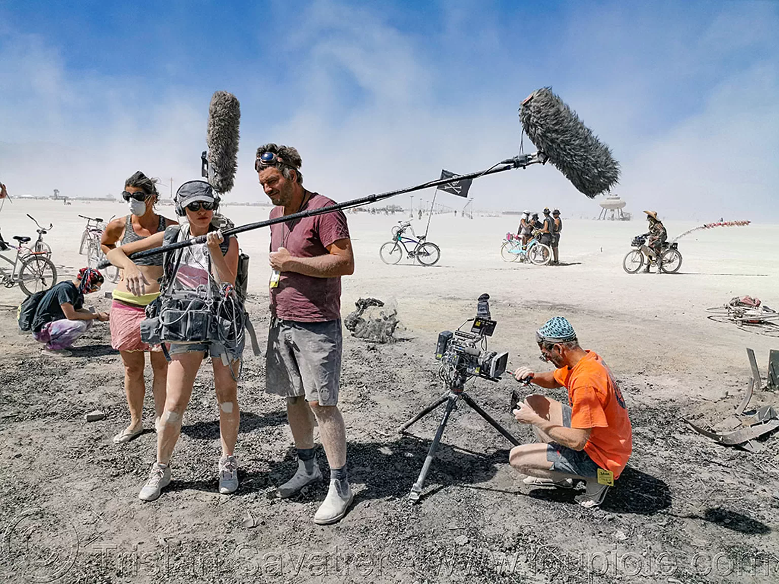 https://www.loupiote.com/photos_lw/burning-man-film-crew-on-the-man-s-ashes-48889448211.webp