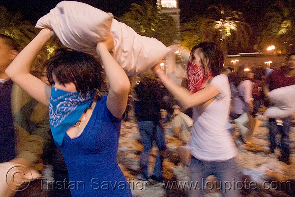 Pillow Attack - the Blue and Red Bandana Girls - the Great San Francisco Pillow  Fight 2009 - Olivia, image size:1200x801