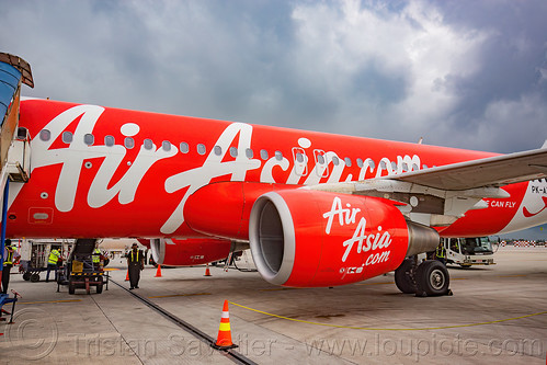 air asia airbus a320 on tarmac, a320, air asia, airbus, cloudy sky, ground crew, jakarta international airport, livery, passenger plane, tarmac