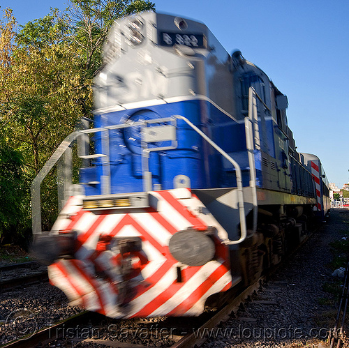 alco rsd-16 diesel electric train engine, alco rsd-16, american locomotive company, argentina, buenos aires, commuter train, diesel electric, linea san martín, lsm, línea san martín, moving fast, railroad, railway, speed, speeding, train engine