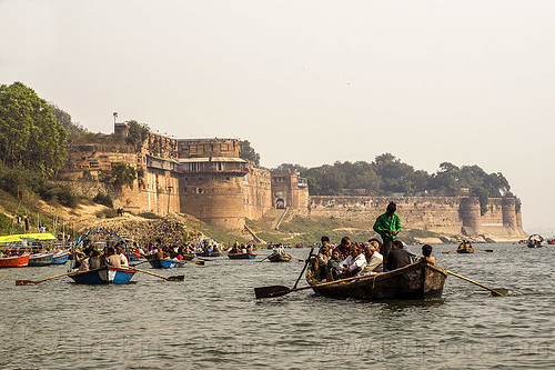 allahabad fort - row boats on the yamuna river (india), allahabad fort, defensive wall, fortifications, fortified wall, fortress, hindu pilgrimage, hinduism, kumbh mela, paush purnima, pilgrims, rampart, river bank, river boats, rowing boats, small boats, yamuna river