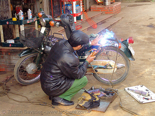 arc welding on a scooter - vietnam, arc welding, cao bằng, fixing, man, repairing, underbone motorcycle, welder, worker, working