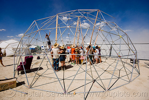assembling a geodesic dome - burning man 2009, burning man, geodesic dome, sukkat shalom, truss