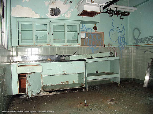 autopsy-room - abandoned hospital (presidio, san francisco) - phsh, abandoned building, abandoned hospital, autopsy, graffiti, presidio hospital, presidio landmark apartments, trespassing