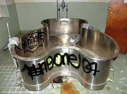 bathtub - abandoned hospital (presidio, san francisco), abandoned building, abandoned hospital, bathtub, graffiti, presidio hospital, presidio landmark apartments, trespassing, tub